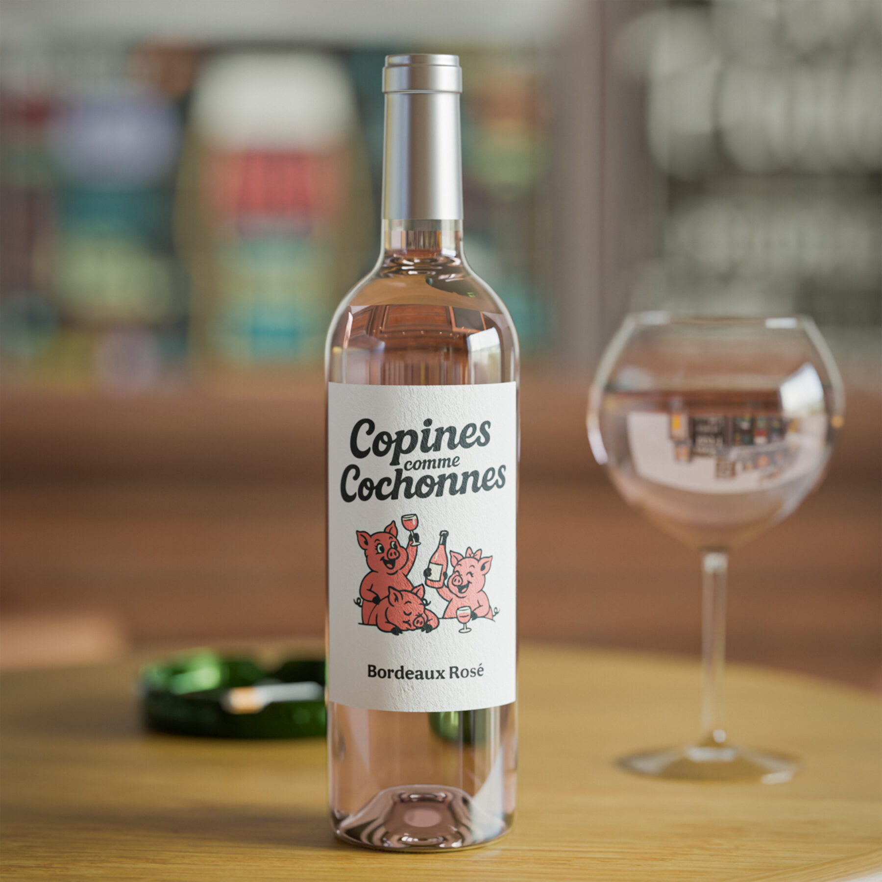 Bouteille de Copines comme Cochonnes 2023 – Bordeaux Rosé fruité et aromatique, avec des notes de fraise, pamplemousse et rose, idéal pour l’apéritif.