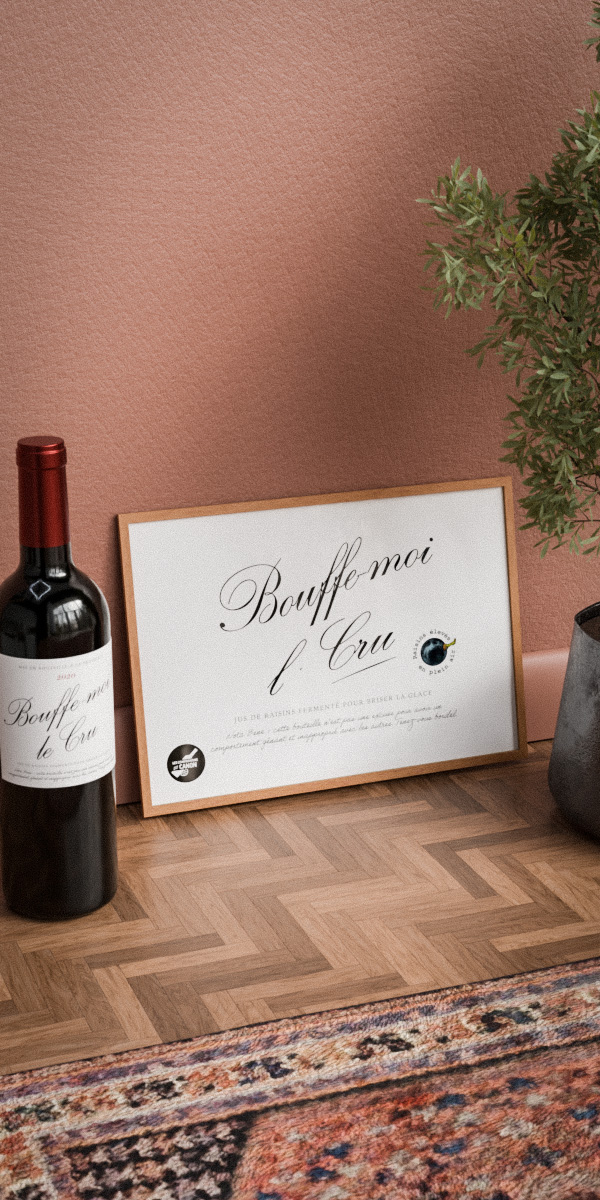 Affiche vin humoristique “Bouffe-moi l’Cru”, style épuré, imprimée en A4 sur papier recyclé 300 g.