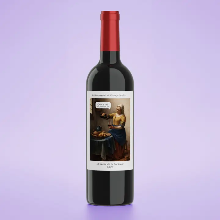 Bouteilles de vin rouge des Compagnons du Canon avec étiquettes amusantes et fruitées