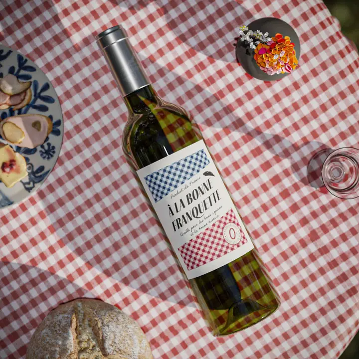 Bouteilles de vin blanc désalcoolisé avec étiquettes fun et notes fruitées